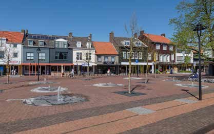 Het Raadhuisplein in Oostburg met fonteinen